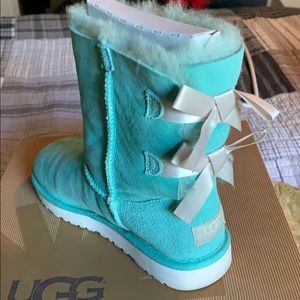 brand new never worn mint bailey bows!